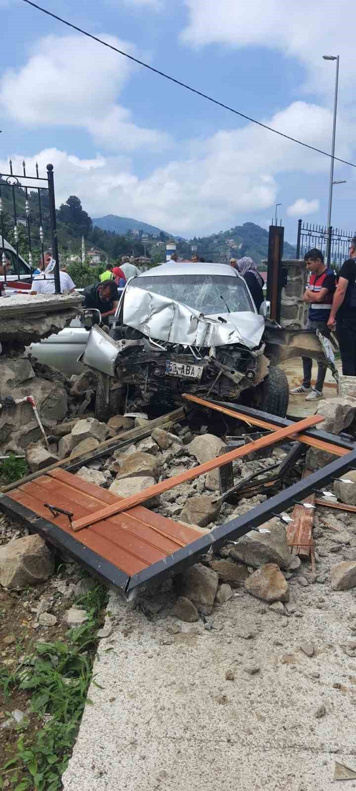 Rize’de kamyonet duvara çarptı: 2 yaralı