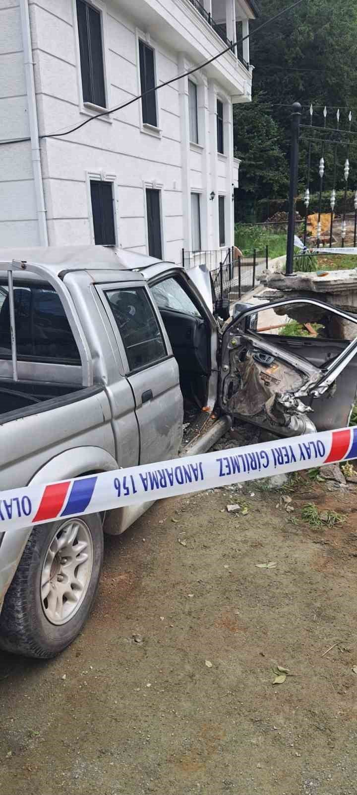 Rize’de kamyonet duvara çarptı: 2 yaralı