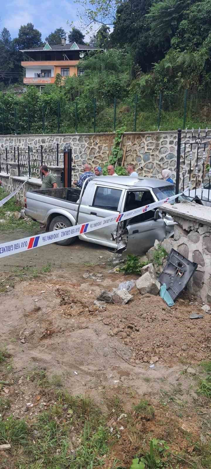 Rize’de kamyonet duvara çarptı: 2 yaralı