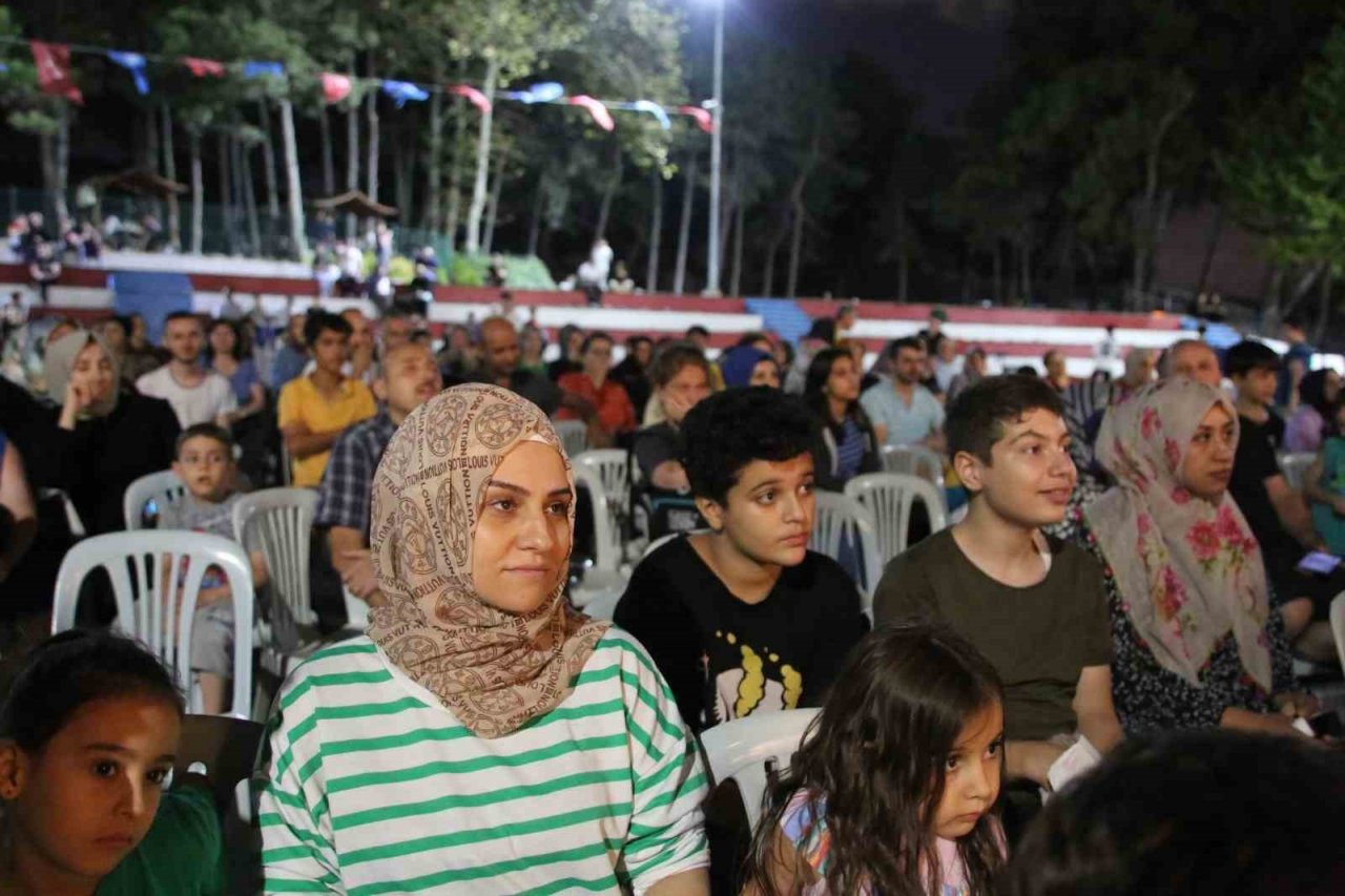 Esenlerliler Açık Hava Tiyatrosu’nun tadını çıkardı