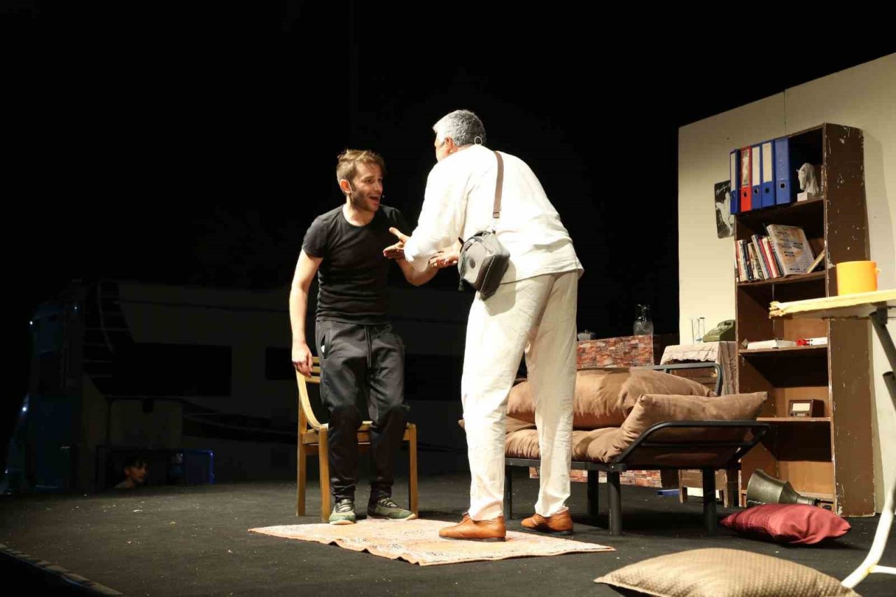 Esenlerliler Açık Hava Tiyatrosu’nun tadını çıkardı