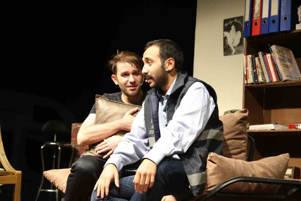 Esenlerliler Açık Hava Tiyatrosu’nun tadını çıkardı