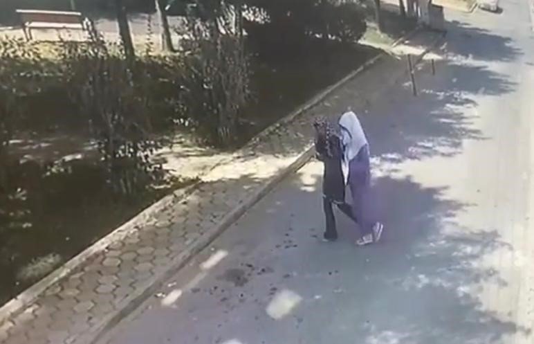 Yardım toplama bahanesiyle girdikleri evden para ve mücevher çaldılar