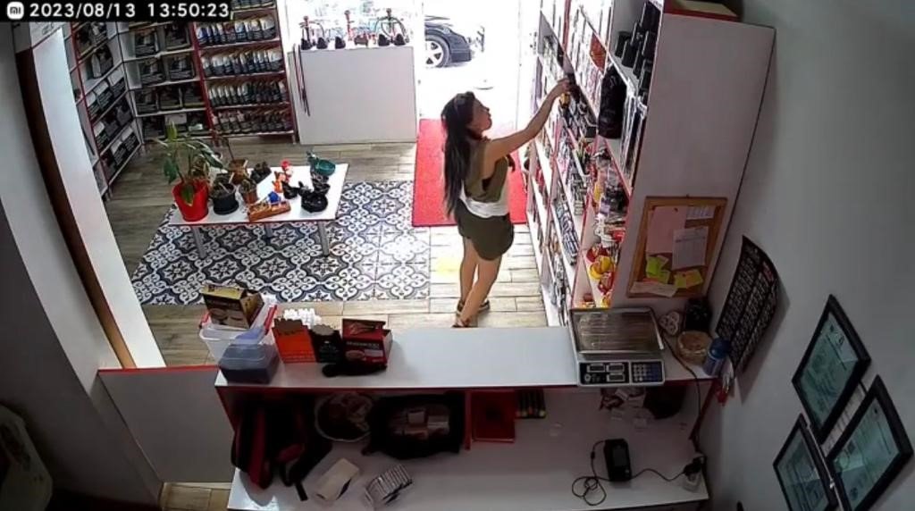 Tütüncüde gözüne kestirdiklerini tek tek çaldı