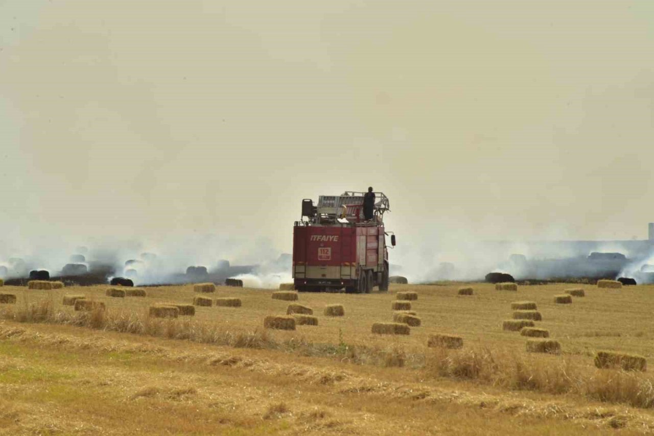 Tarlaya sıçrayan anız yangını itfaiye ekiplerince söndürüldü