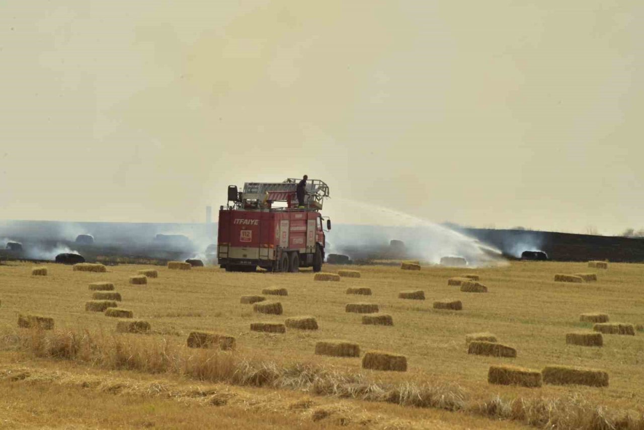 Tarlaya sıçrayan anız yangını itfaiye ekiplerince söndürüldü