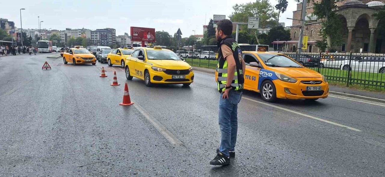 Taksi denetiminde aracının muayenesi biten taksi sürücüsünden araç sahibine ‘Hayırlı olsun’ mesajı