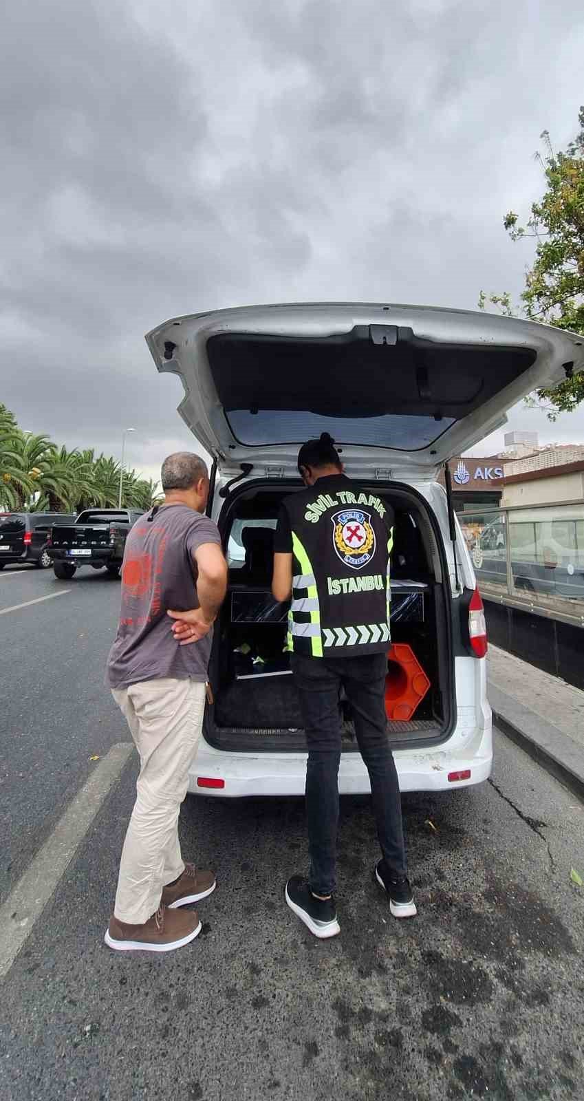 Taksi denetiminde aracının muayenesi biten taksi sürücüsünden araç sahibine ‘Hayırlı olsun’ mesajı