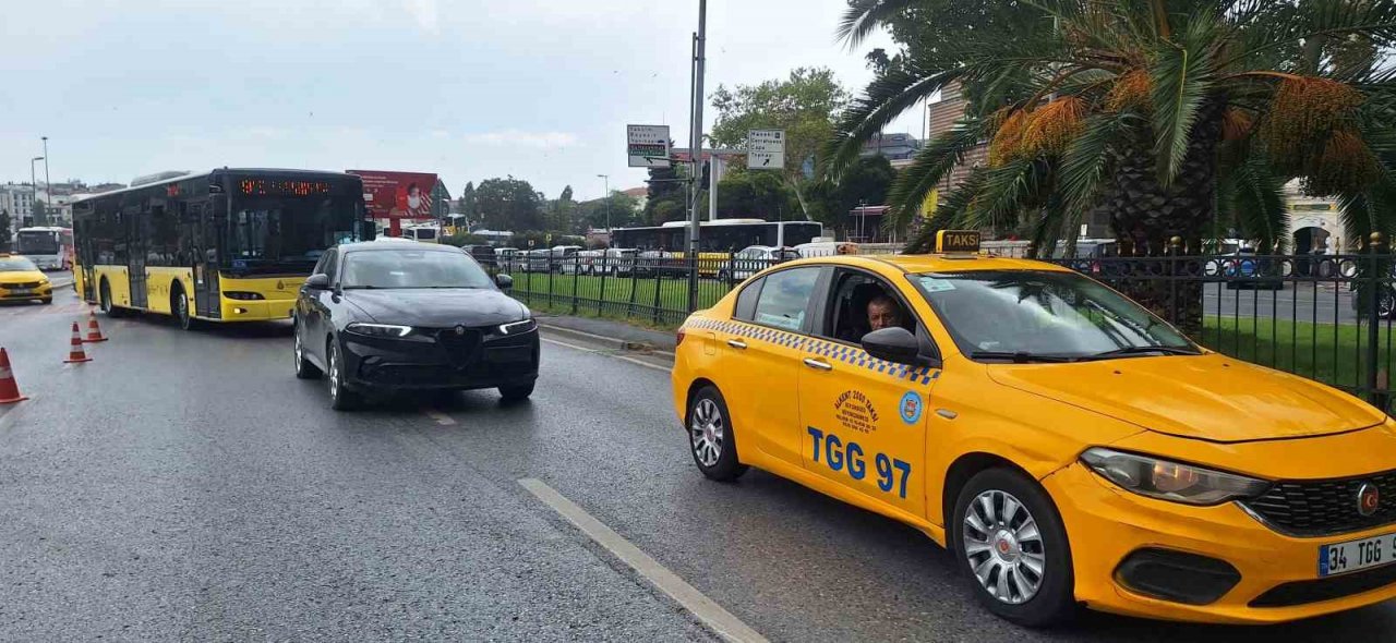 Taksi denetiminde aracının muayenesi biten taksi sürücüsünden araç sahibine ‘Hayırlı olsun’ mesajı