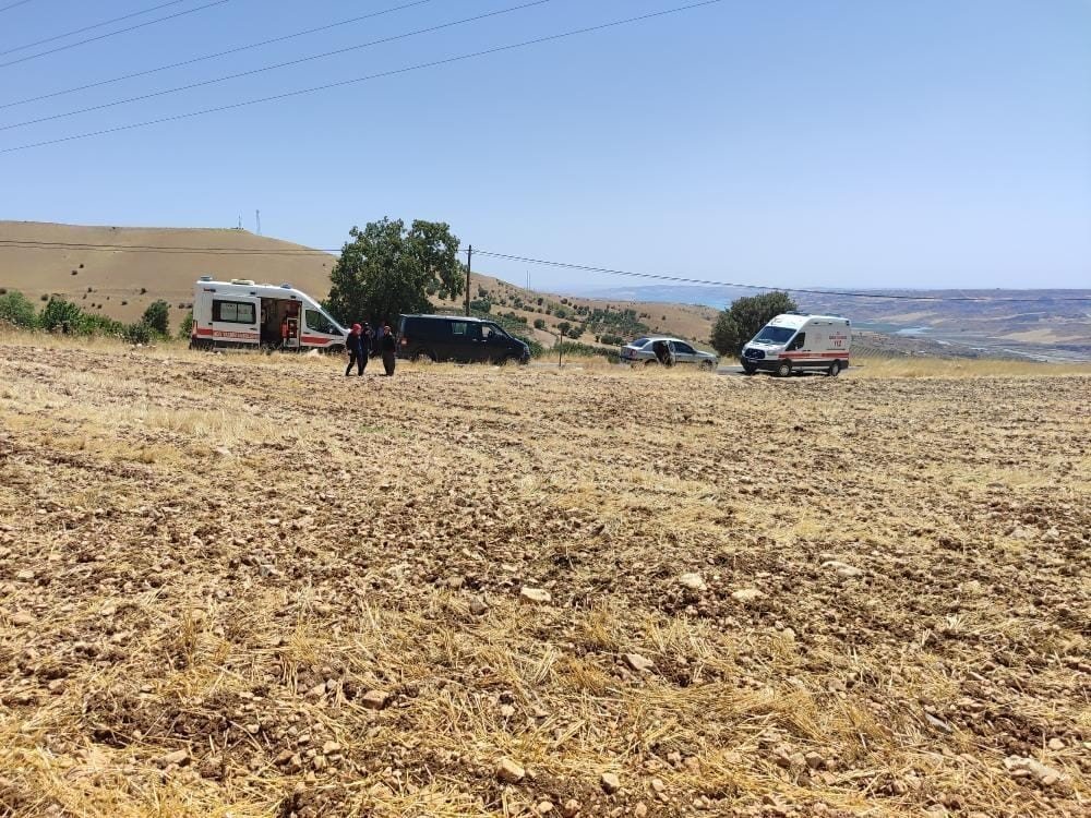 Hafif ticari araç tarlaya uçtu: 2 yaralı