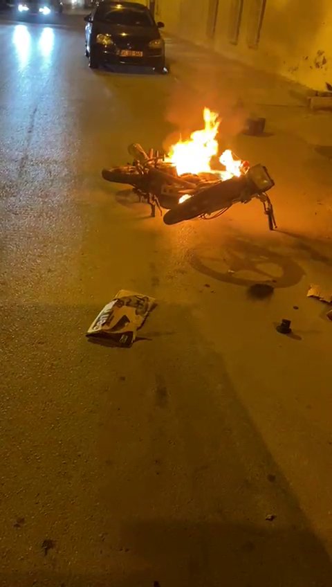 Yanan motosiklet söndürüldü