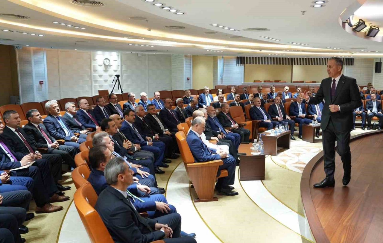 Bakan Yerlikaya valilerle bir araya geldi