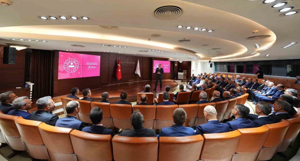 Bakan Yerlikaya valilerle bir araya geldi