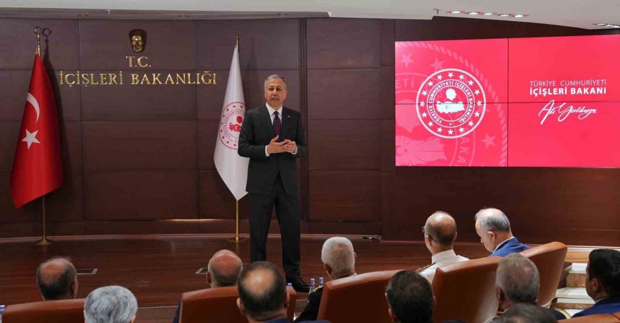 Bakan Yerlikaya valilerle bir araya geldi