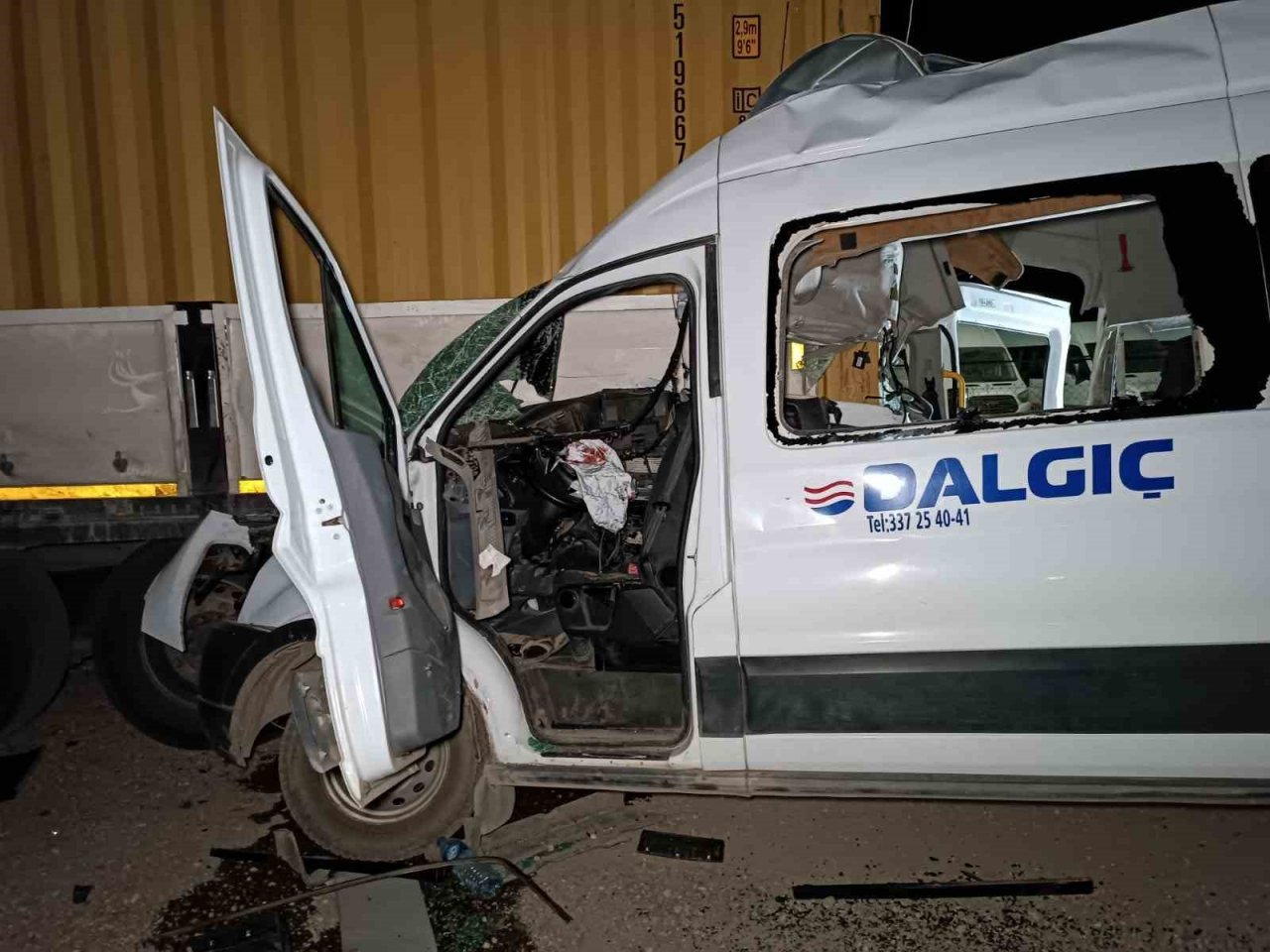 İşçi servisi tıra ok gibi saplandı: 1 ölü, 6 yaralı