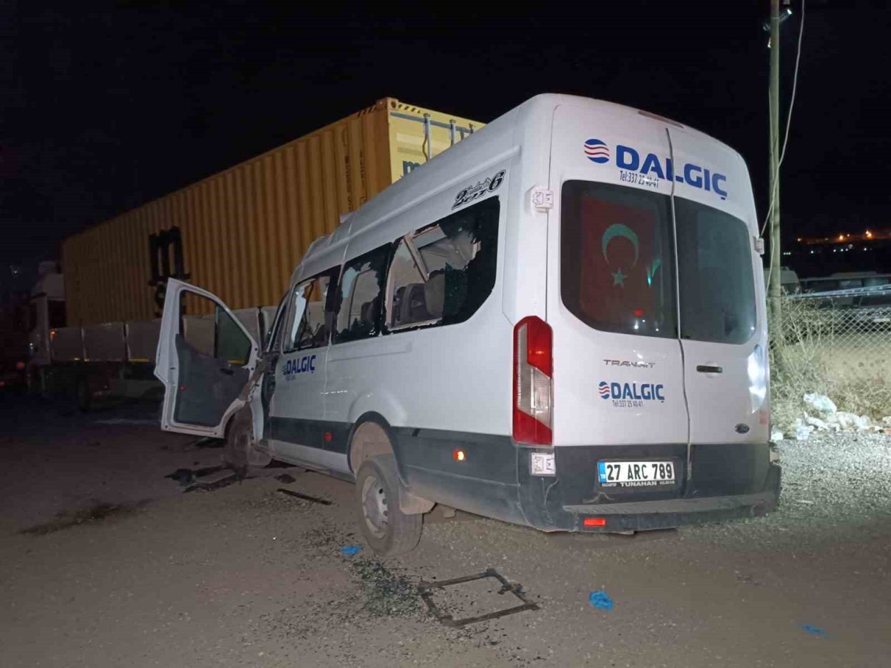 İşçi servisi tıra ok gibi saplandı: 1 ölü, 6 yaralı