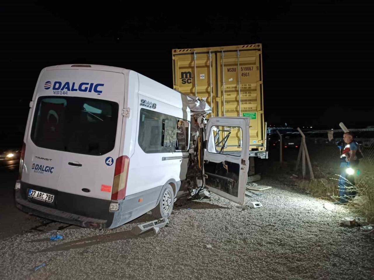 İşçi servisi tıra ok gibi saplandı: 1 ölü, 6 yaralı