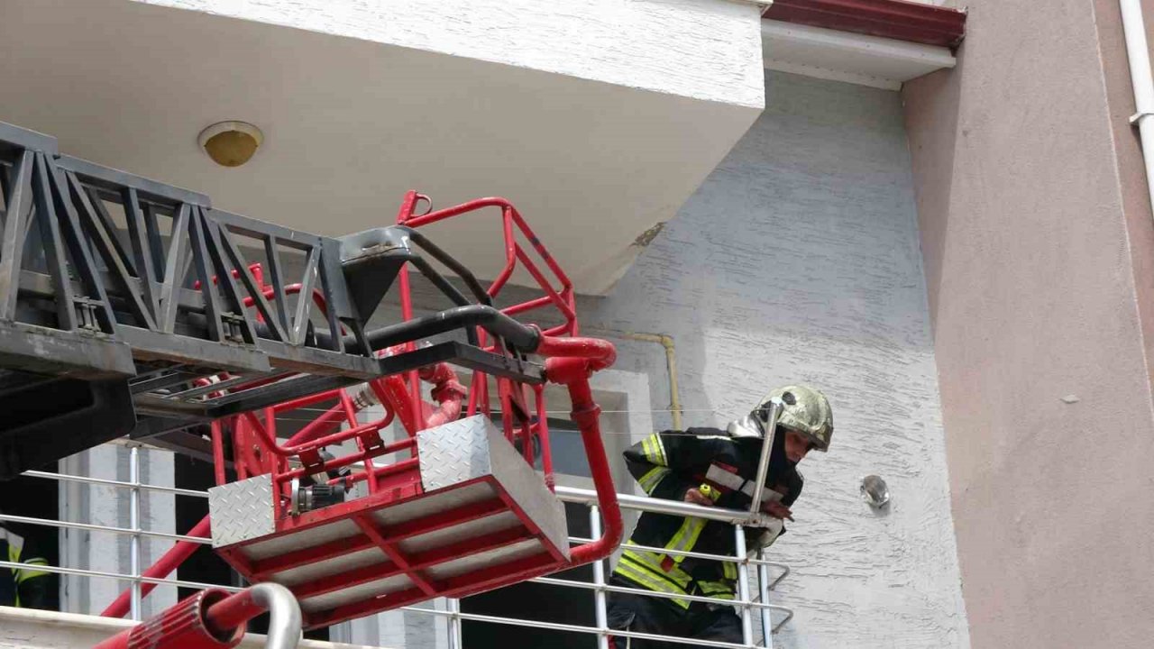 Tavşanlı’da 3 katlı evde yangın