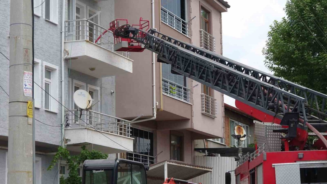 Tavşanlı’da 3 katlı evde yangın