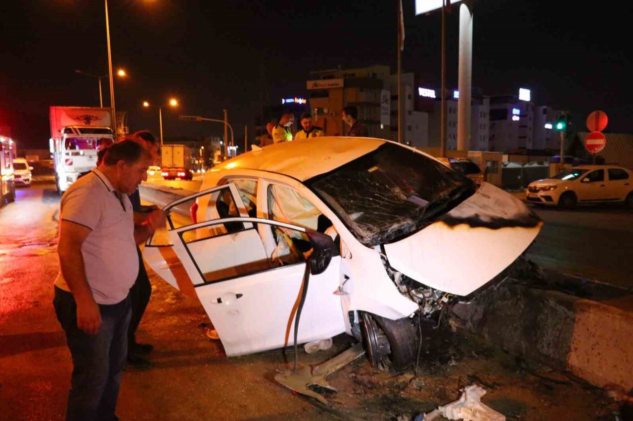 Kaza yapan araç alev alev yandı: Araçta sıkışan 2 kişi vatandaşlar tarafından kurtarıldı