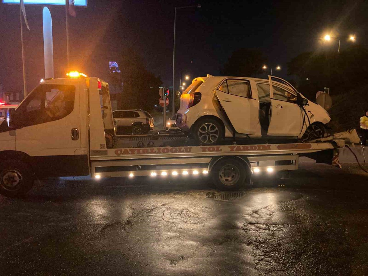 Kaza yapan araç alev alev yandı: Araçta sıkışan 2 kişi vatandaşlar tarafından kurtarıldı