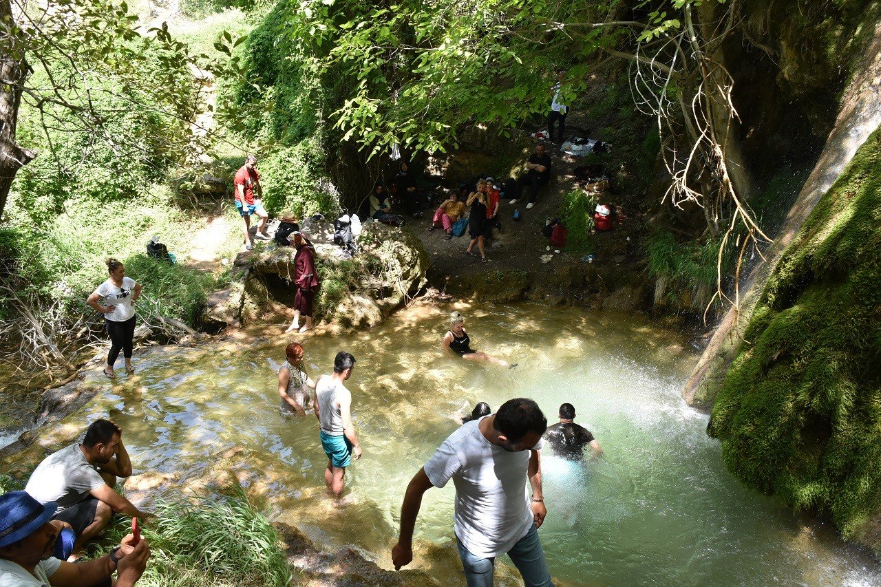 Bunaltıcı sıcaklardan kaçanlar Hacıkodal Kocabor Şelalesi’nde serinledi