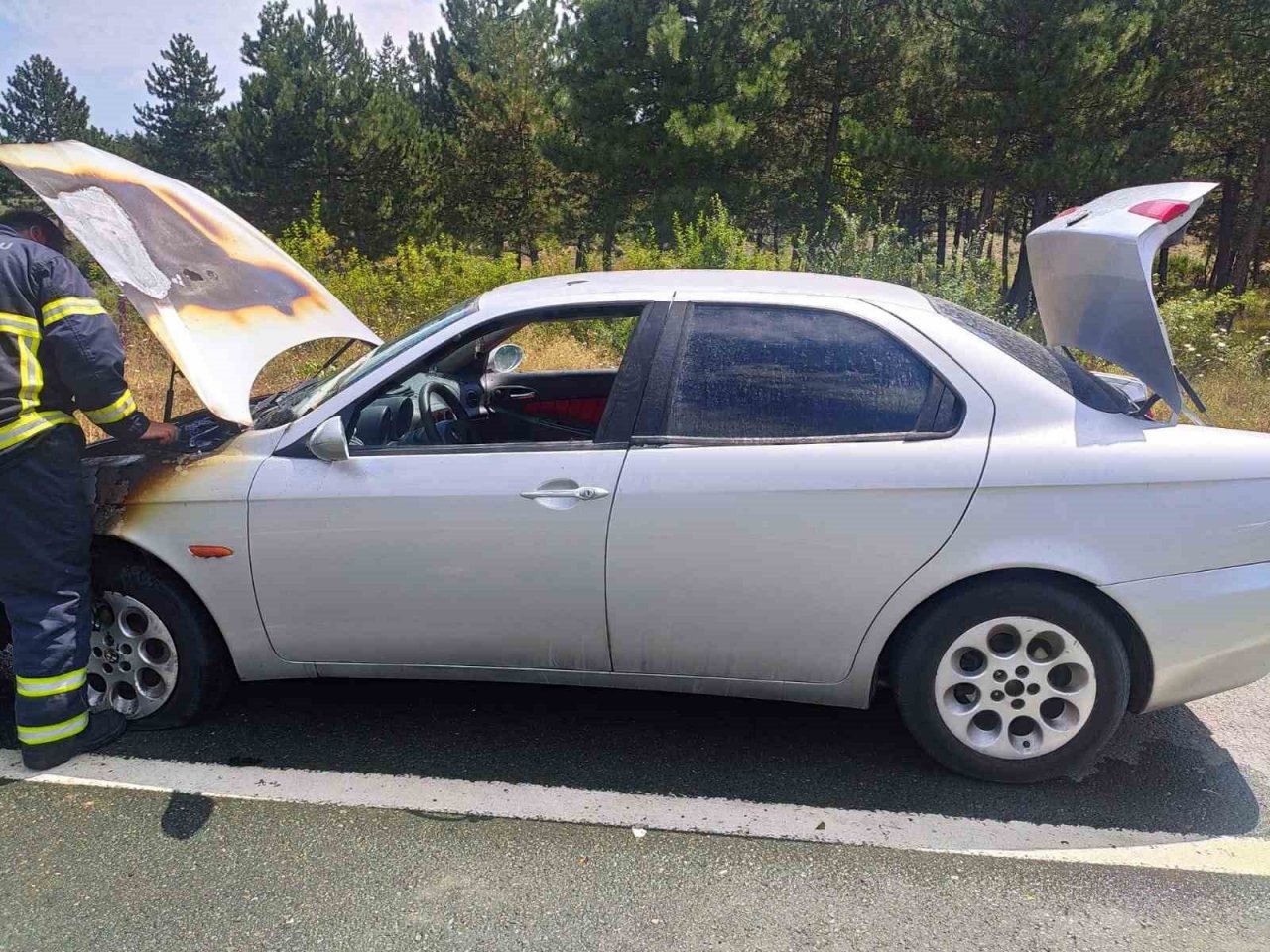 Serinlemek için denize giderken alevlerin içinde kalmaktan son anda kurtuldular