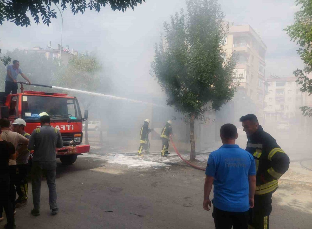 Aşırı sıcak nedeniyle trafo merkezi alev topuna döndü