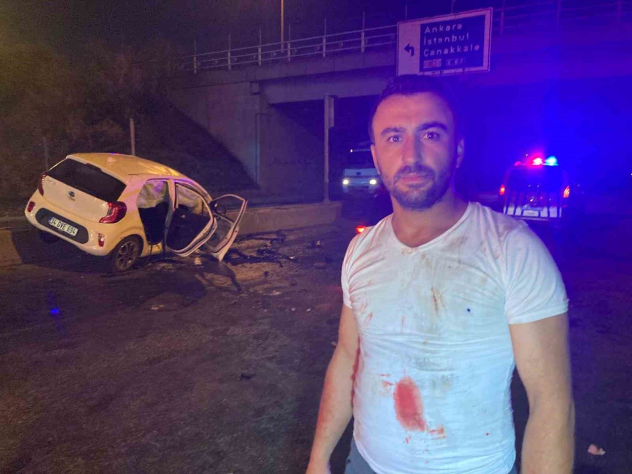 Kaza yapan araç alev alev yandı: Araçta sıkışan 2 kişi vatandaşlar tarafından kurtarıldı