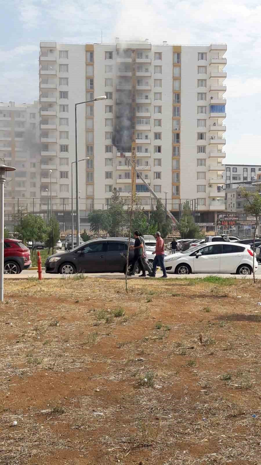 Mardin’de apartmanın 5’inci katında yangın paniği
