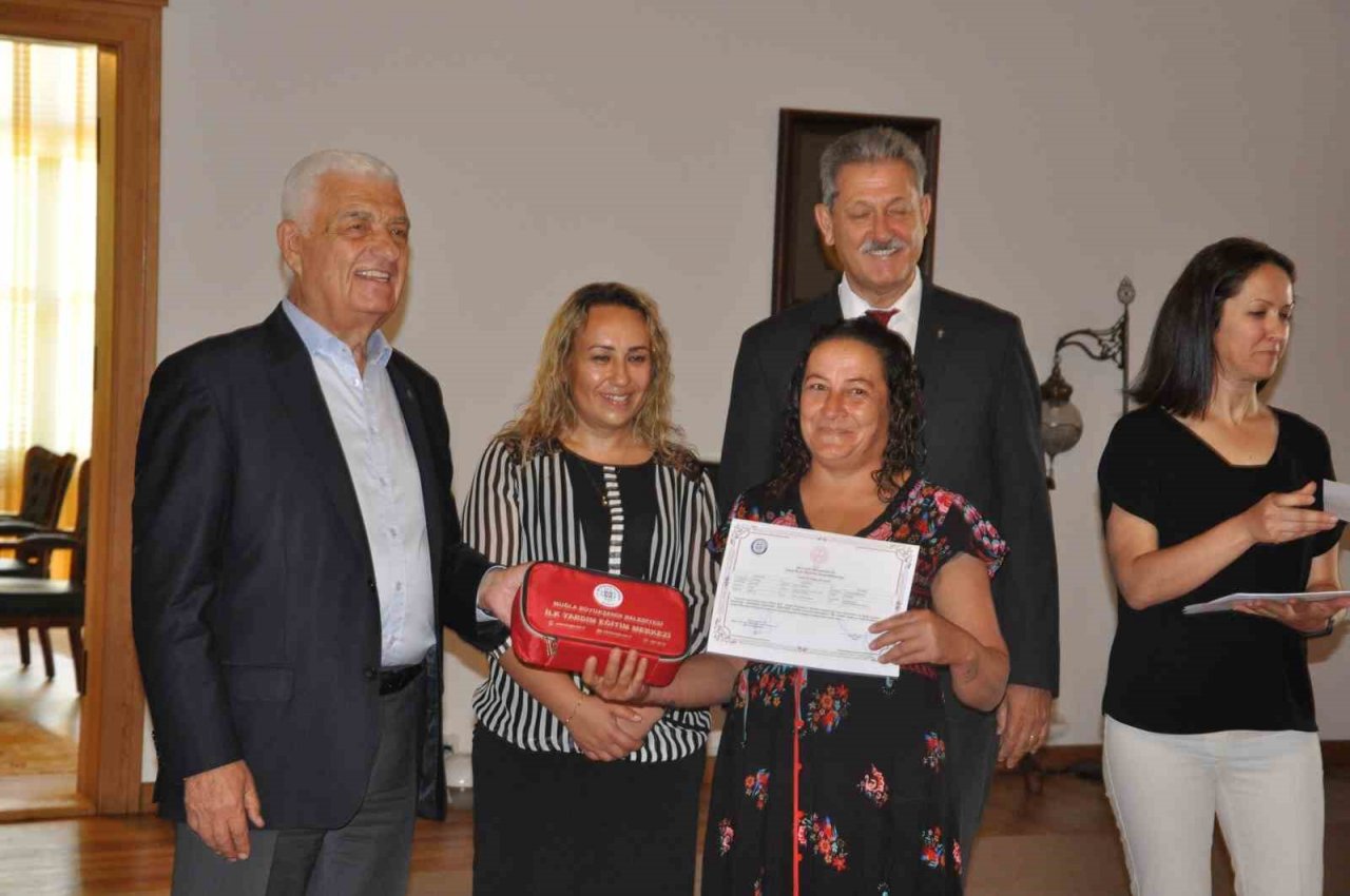 Muğla Büyükşehir Belediyesi 27 vatandaşa evde bakım sertifikası verdi
