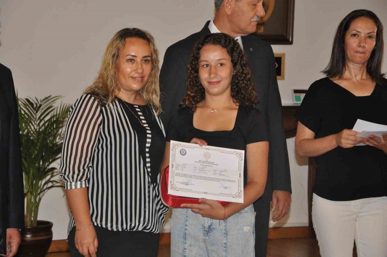 Muğla Büyükşehir Belediyesi 27 vatandaşa evde bakım sertifikası verdi