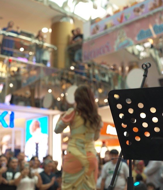 Nissara AVM’de Şarkıcı Lara rüzgarı esti