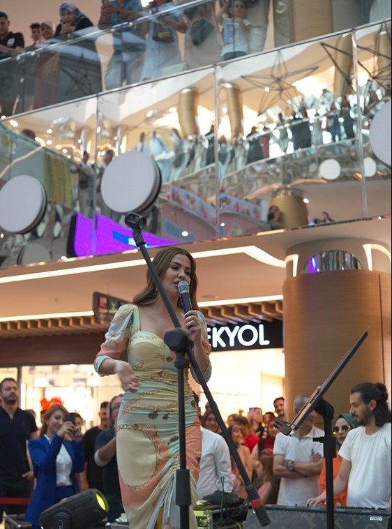 Nissara AVM’de Şarkıcı Lara rüzgarı esti