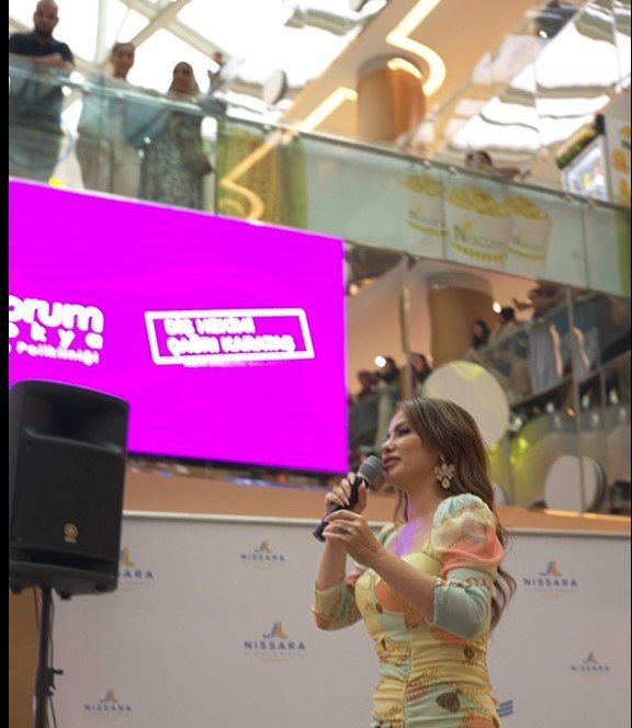 Nissara AVM’de Şarkıcı Lara rüzgarı esti