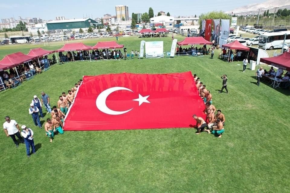 Niğde’de güreş şenliği yapıldı