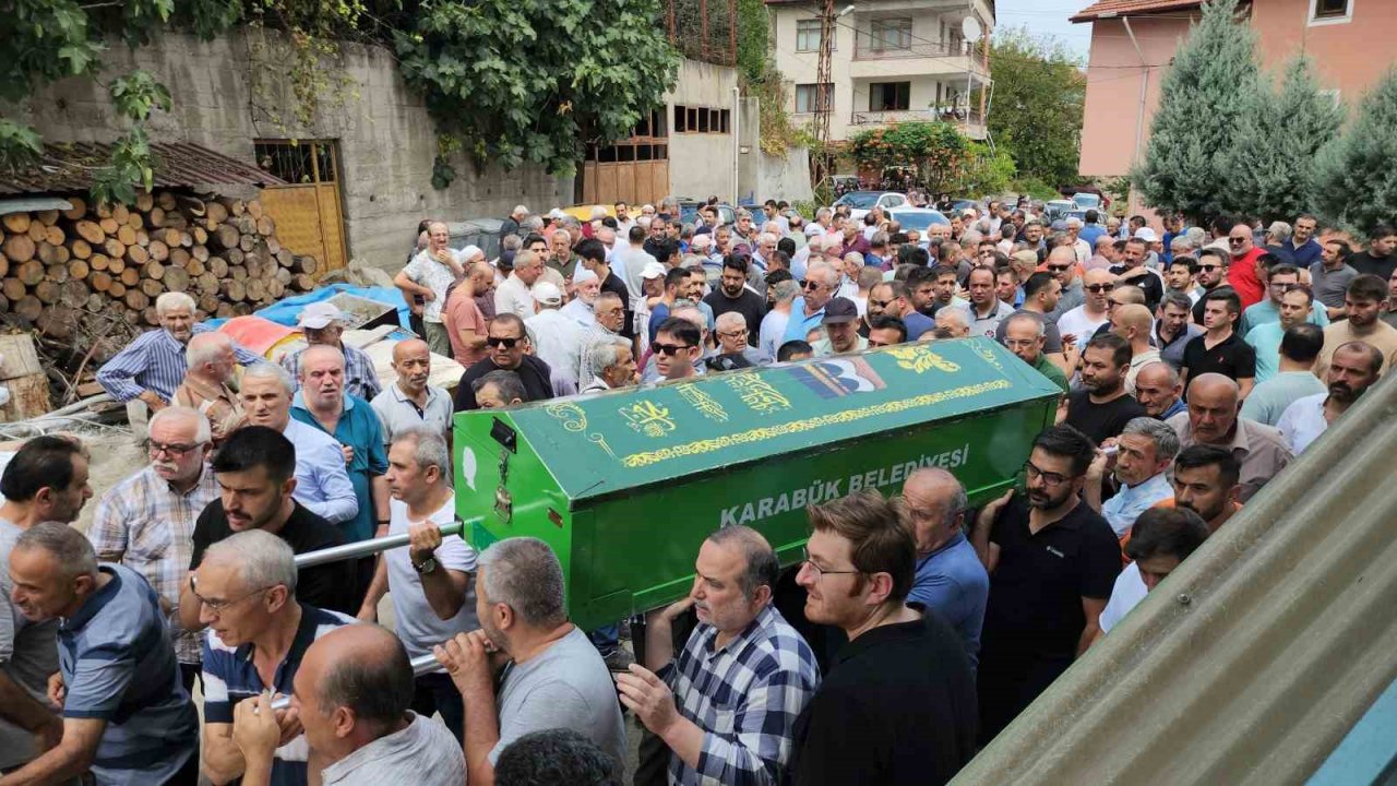 Denize kaçan terliğini kurtarmak için can verdi