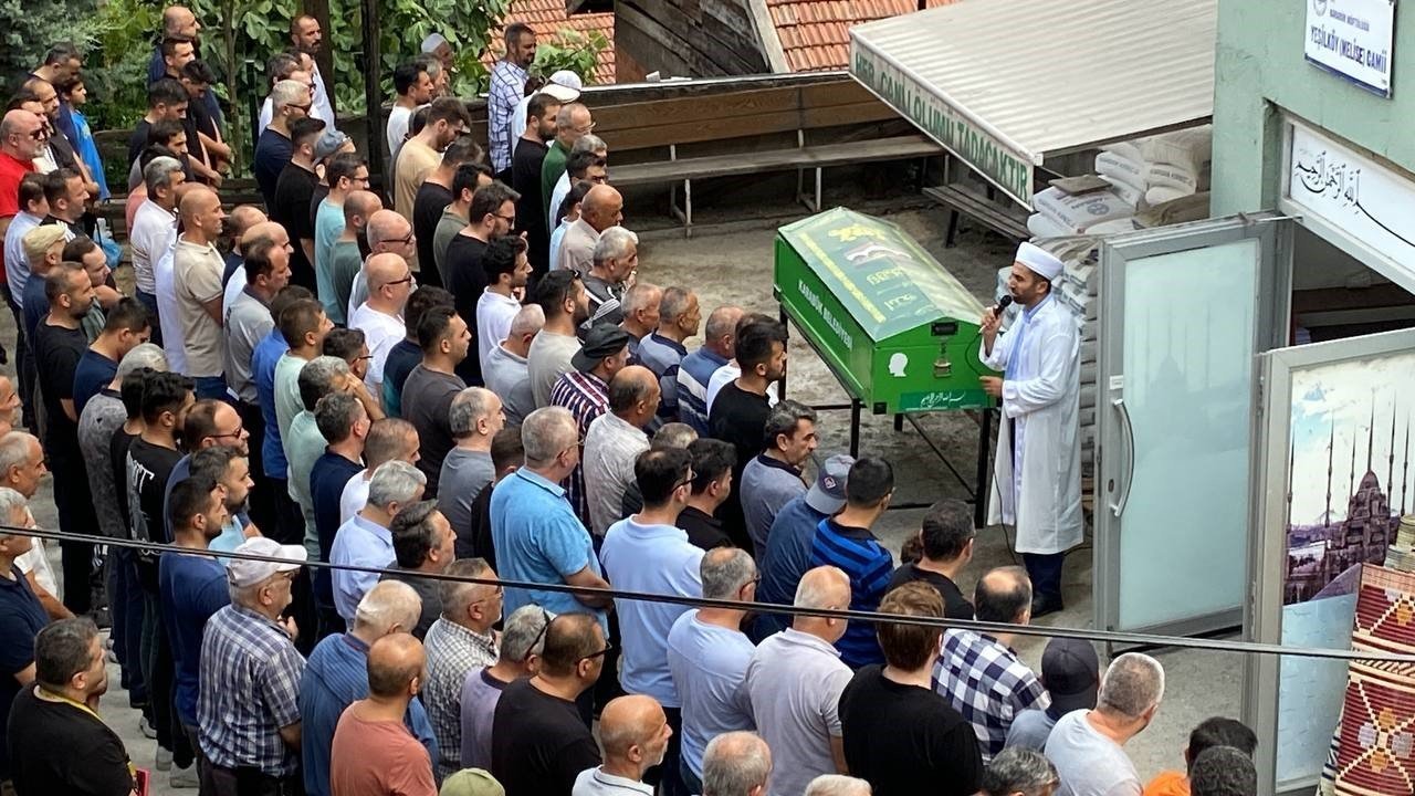 Denize kaçan terliğini kurtarmak için can verdi