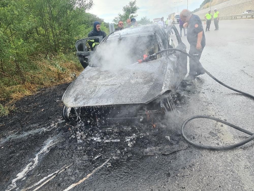 Seyir halindeki otomobil alevlere teslim oldu