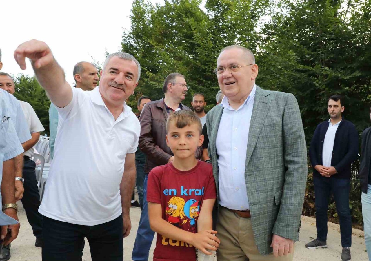 Başkan Demir’den yol yapım ekipleriyle gece mesaisi