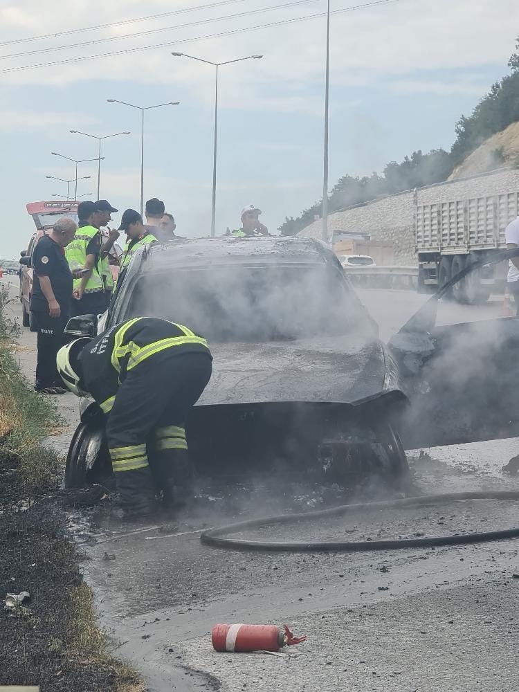 Seyir halindeki otomobil alevlere teslim oldu