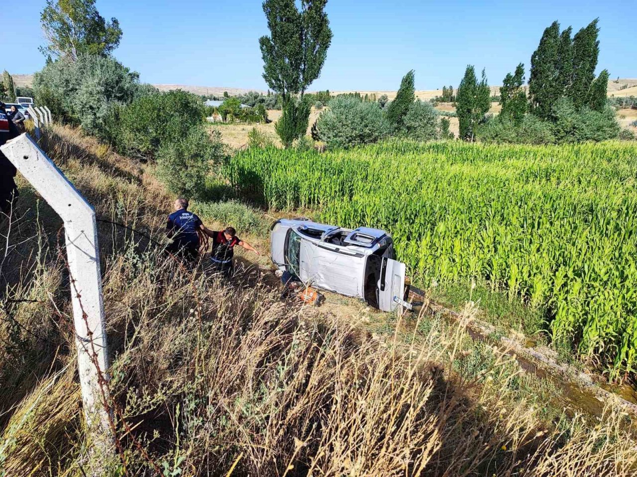 Mısır tarlasına uçan otomobildeki 2 kişi yaralandı