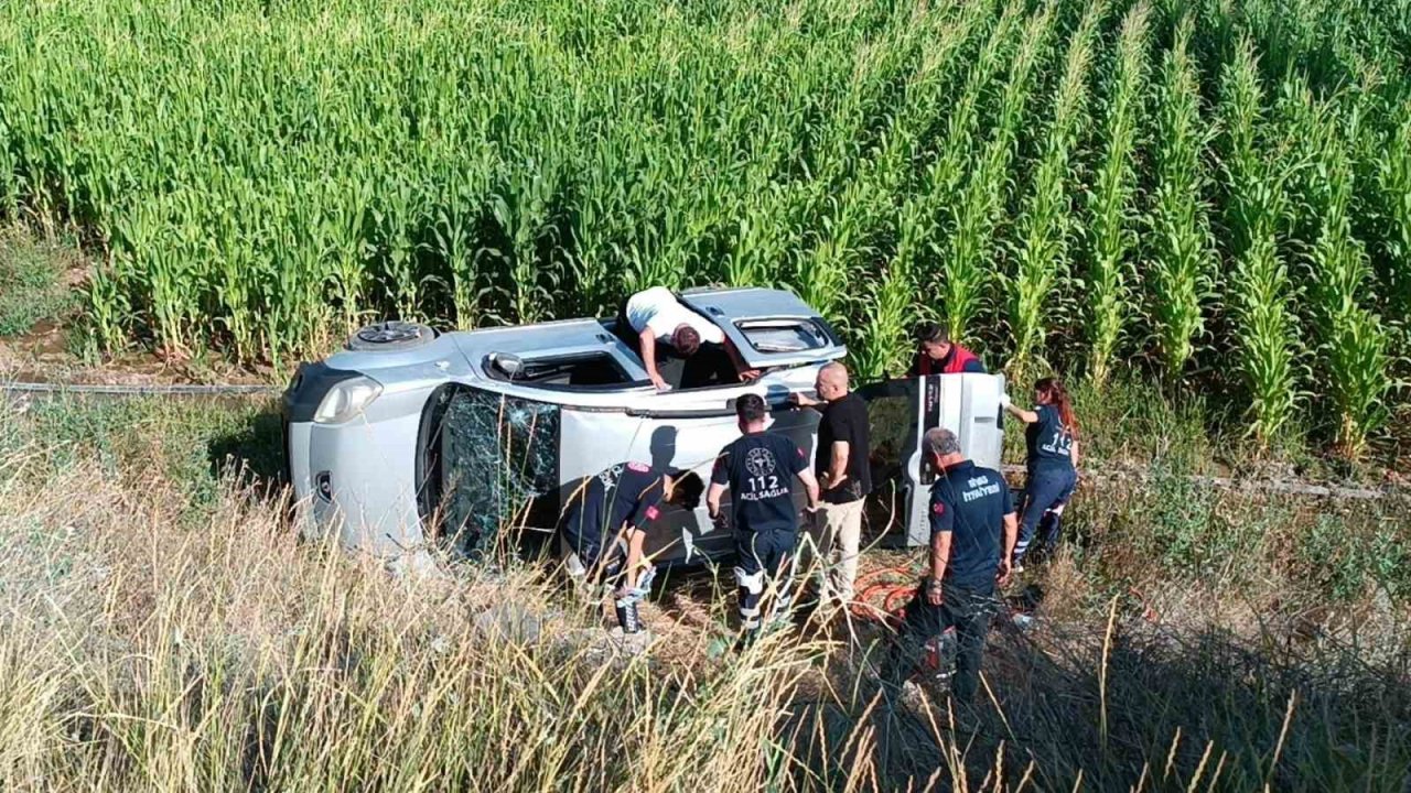 Mısır tarlasına uçan otomobildeki 2 kişi yaralandı