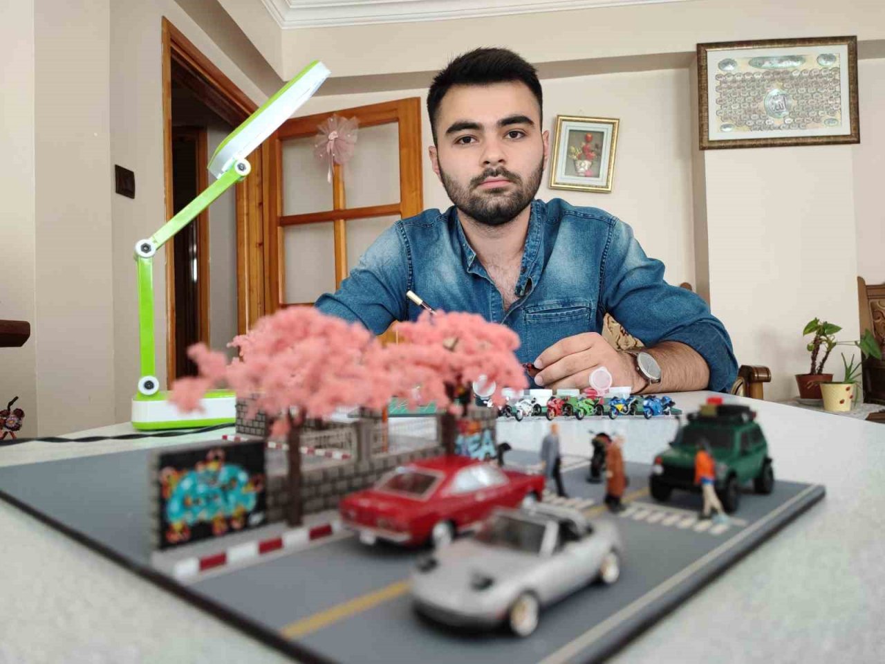 Gerçeğini aratmayan minyatür modelleriyle yoğun ilgi görüyor