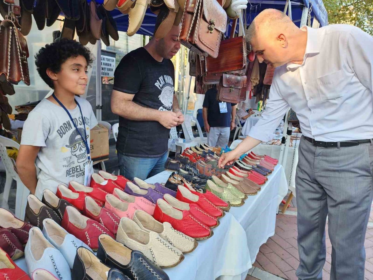 Türkiye’nin dört bir yanından Gölcük’e gelen sanatçılar eserlerini sergiledi