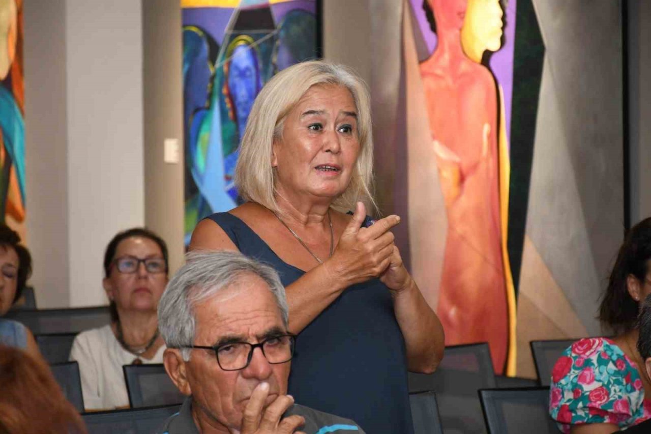 Ünlü kadın yazar Kuşadası’na yerleşmek istiyor