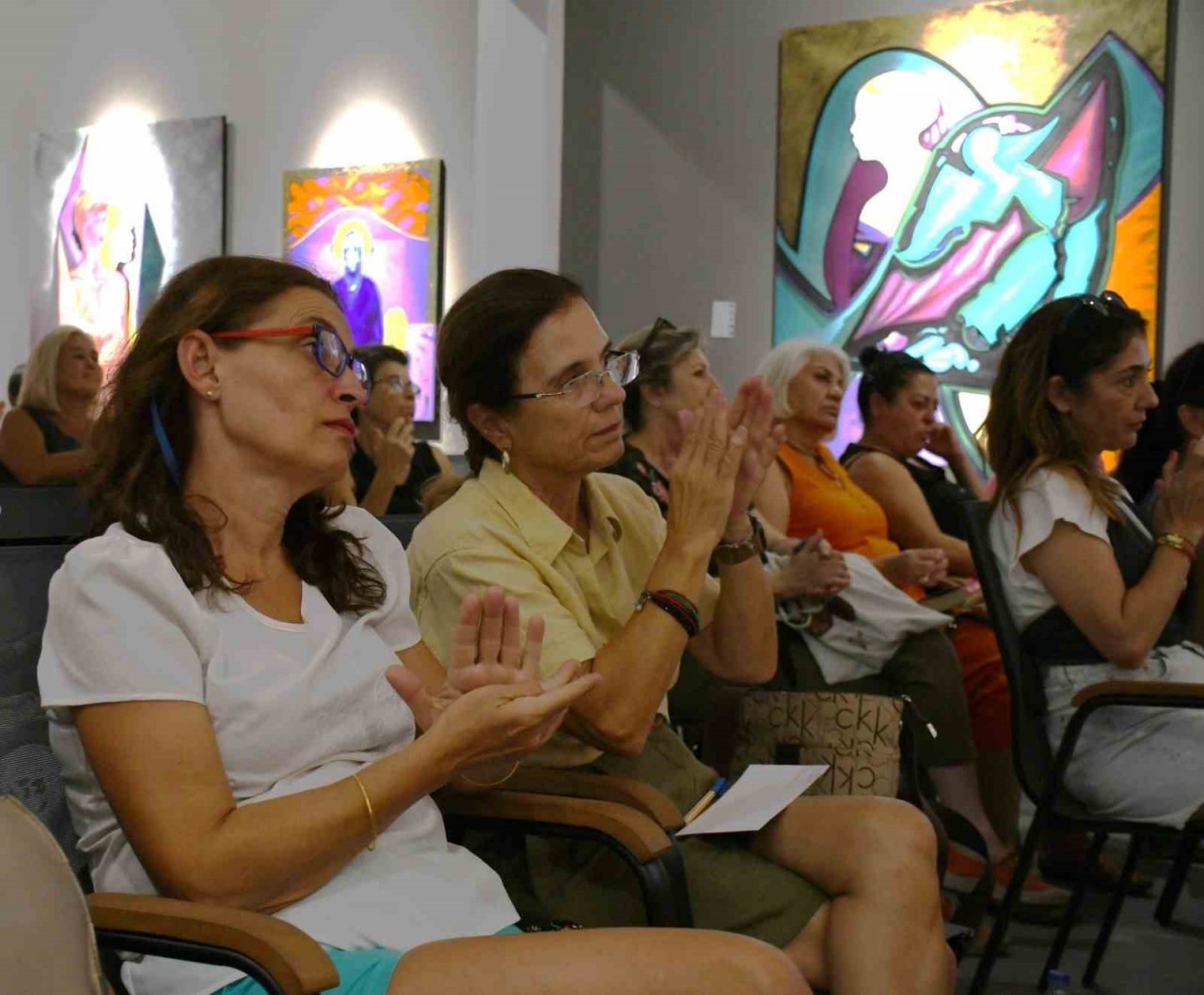 Ünlü kadın yazar Kuşadası’na yerleşmek istiyor