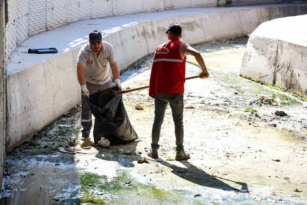 Uşak’ta belediye ekipleri Dokuzsele Deresini temizledi