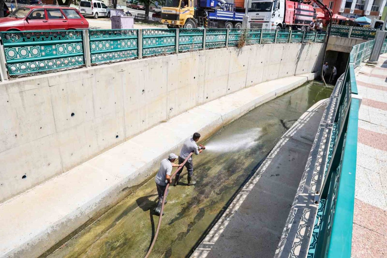 Uşak’ta belediye ekipleri Dokuzsele Deresini temizledi