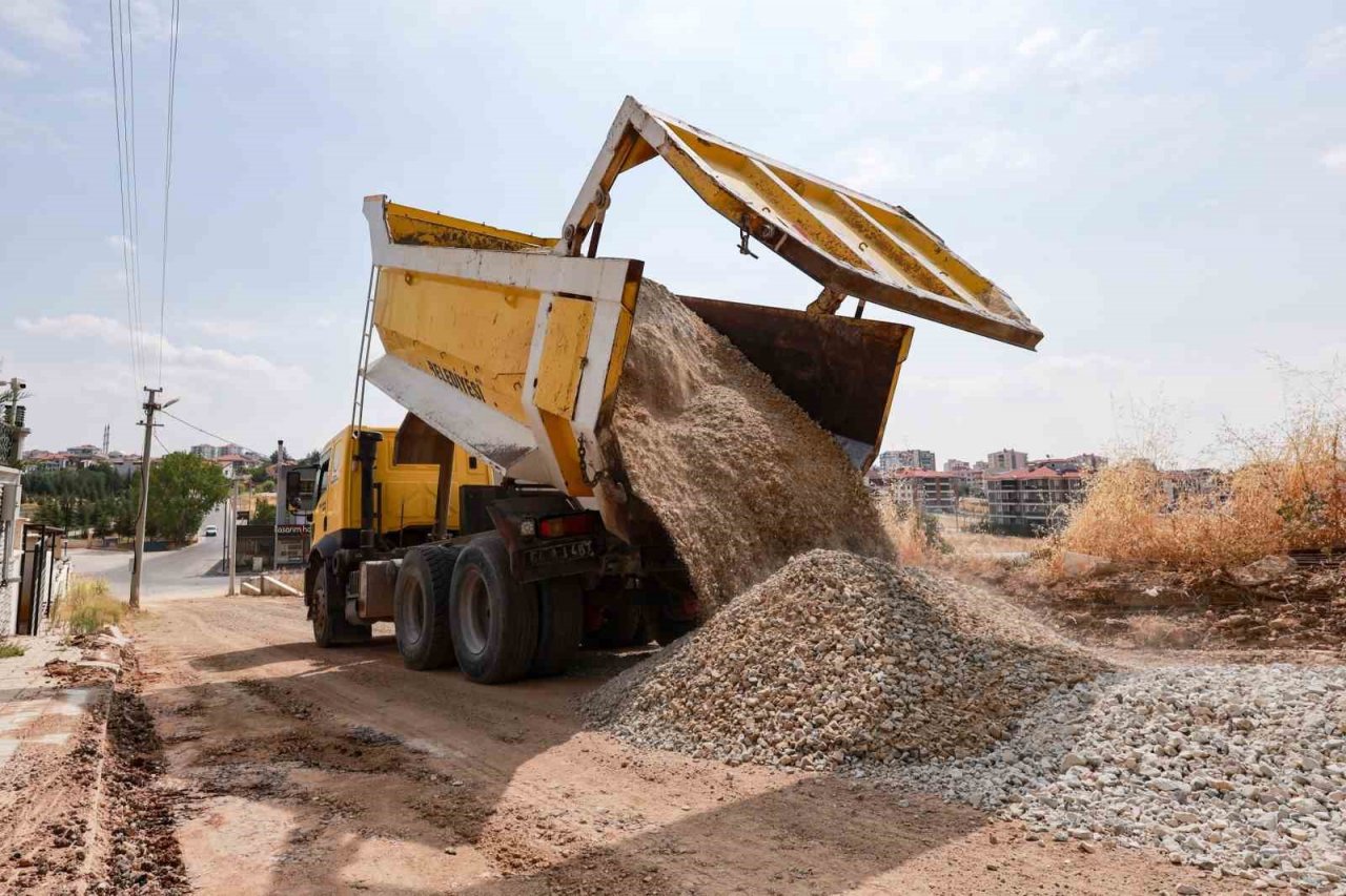 Uşak Belediyesi yol çalışmalarına devam ediyor